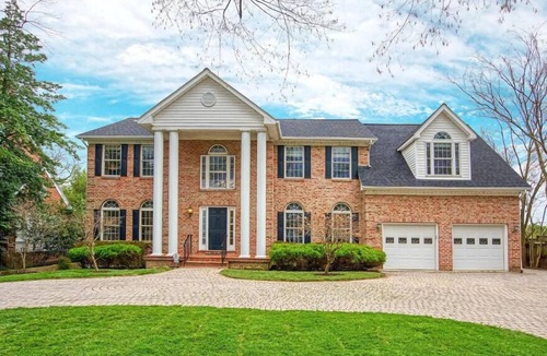 Addison Heights House | Spacious 8-bedroom house in lovely Arlington with WiFi, AC
