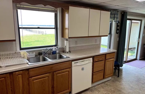 Colonial Beach House | Spacious and Relaxing 4-bedroom, waterfront home with WiFi, AC in Colonial Beach
