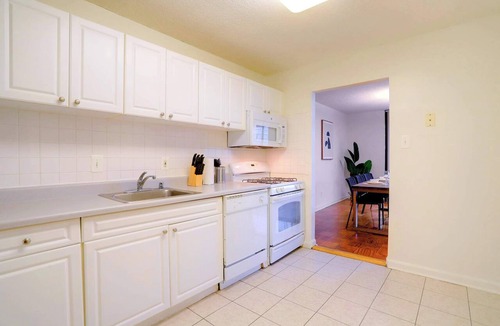 Crystal City Apartment | Spacious Apt W Great Spaces & Facilities