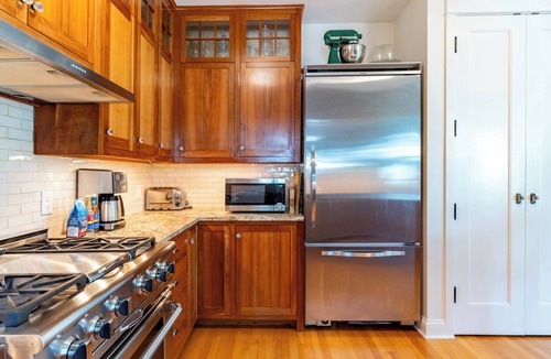 North Admiral House | Spacious Art Filled Craftsman with Garden Oasis - Near Beach & City