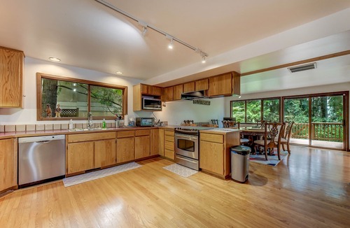 Cedar Heights House | Spacious Cabin with Hot Tub, Sauna, AC, Loft, King bed, Free Parking