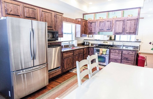 Pinetop Cottage | Spacious & Cozy Cabin – Minutes from Trails, Lakes & Family Fun!