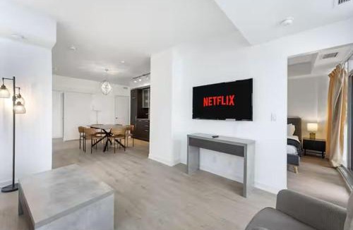 Toronto Entertainment District Apartment | Spacious Downtown 3BR Walk to Union Station