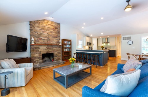 Annapolis House | Spacious home with an outdoor pool, screened porch, washer/dryer & central AC