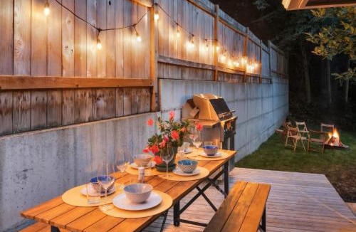 Edmonds House | Spacious Main Street Retreat for families and large groups