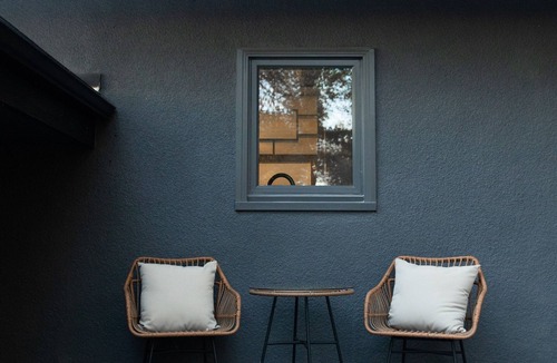 Turners House | Spacious Mid-Century Cozy Home with Lake View