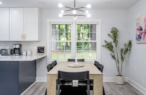Northeast Raleigh House | Spacious & modern 10 guest retreat near Downtown & North Hills w/fenced yard