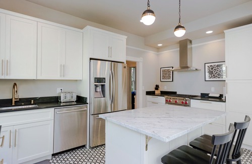 Eastlake House | Spacious Updated Victorian in Eastlake w/ Lake-View Balcony & Chef’s Kitchen