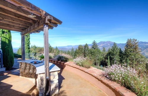 Napa County House | Spacious vineyard estate in Napa Valley with home, guest home, pool, pano views