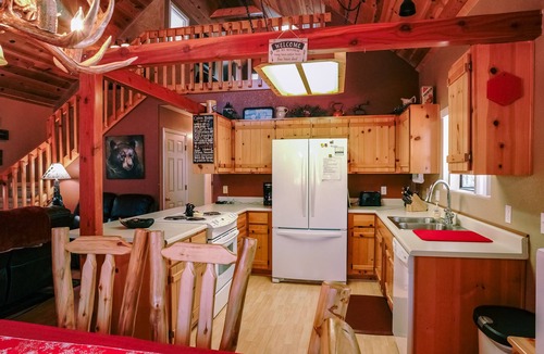 Pinetop Cabin | SPECTACULAR COZY CABIN NESTLED IN THE PINES BIG FRONT DECK FENCED FOR DOGS