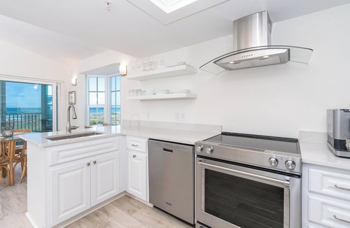 Palm Island Villa | Spectacular Sunset Views from this Comfortable Island Villa A3124A