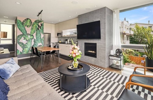 Eastlake Villa | Spectacular Views from this 3 Bedroom Designer Home w/Priv Rooftop, AC