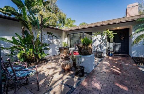 Indian Beach Sapphire Shores Apartment | Spiritual Oasis! The perfect location for those who have a flair for the healing arts and an eclectic, creative style and sensibility.