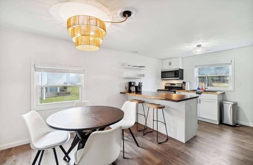 Waverly House | Splash of Sunshine | 2 Bed 1 Bath