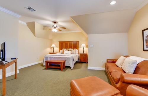 Springfield Apartment | Springfield Studio Rental w/Golf Course View!