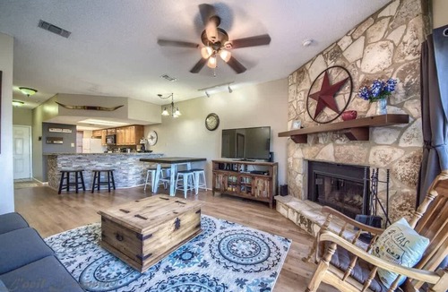 New Braunfels Condo | SS B11 Seele Street River Retreat