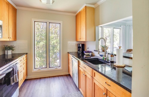 Oceanmarsh Subdivision Cottage | St Helena Island Retreat w/ Deck: Walk to Beach