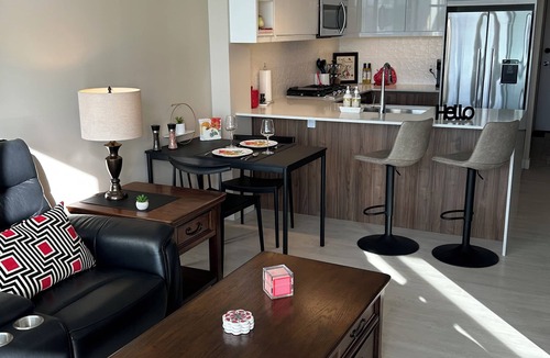 Sunnyside Condo | Stampede Special | Kensington Favourite | King Bed | U/G Parking | Easy C-Train