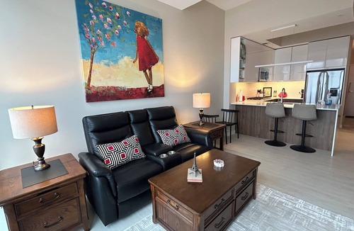 Sunnyside Condo | Stampede Special | Kensington Favourite | King Bed | U/G Parking | Easy C-Train