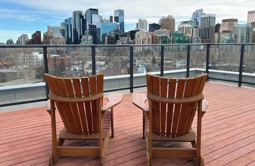 Sunnyside Condo | Stampede Special | Kensington Favourite | King Bed | U/G Parking | Easy C-Train