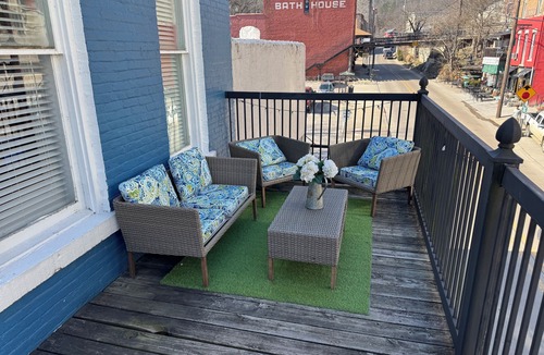 Eureka Springs Historic District Apartment | Stay Eureka Springs Apartment Suite