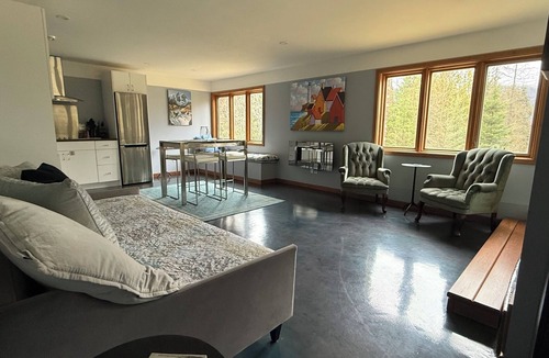 Proctor House | Stay in nature ~ Private estate with modern suite, creek and forest