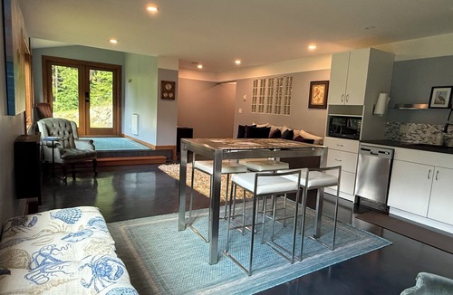 Proctor House | Stay in nature ~ Private estate with modern suite, creek and forest