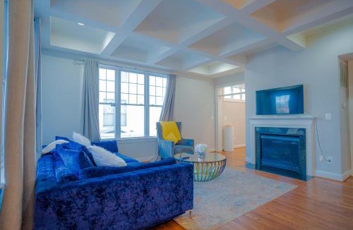Baileys Crossroads House | Stay Together Near DC - Spacious 5BR Home Sleeps 16 or more