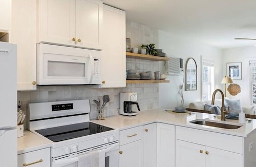 Carolina Beach Cottage | Steps to Beach · Pet Friendly · Newly Renovated