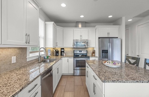 Sarasota House | Steps to Lido Beach & St. Armand’s | Stylish 2BR + Game Lounge w/TVs, Ping-Pong & More!