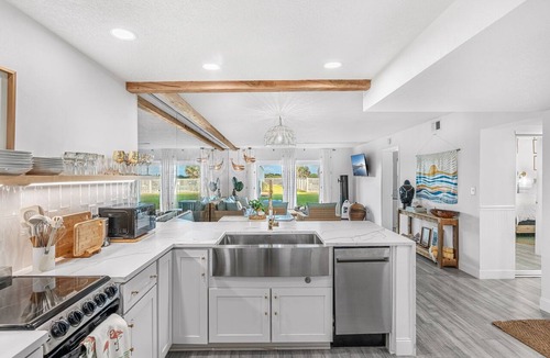 South Patrick Shores Condo | Steps to Sand: Ground-Floor Condo with Patio, Private Beach Access & Pool! ☀️