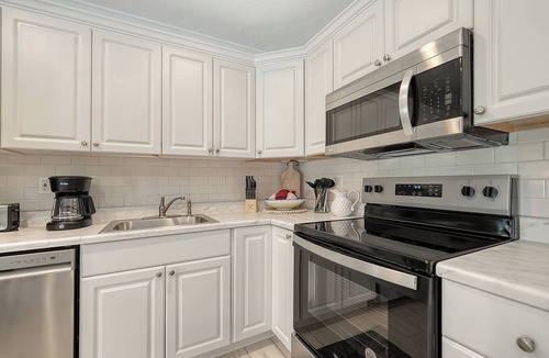 Siesta Key Apartment | 🌷Steps to Siesta Beach, Chic Studio, Pool & Patio