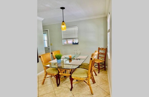 Naples Park House | Steps to the Beach - Naples-Beachhouse 3BR2BA - Pet friendly