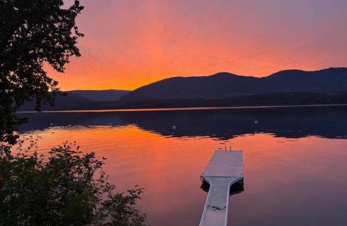 Blind Bay Apartment | Steps to the lake! Buoy & Dock! Bring your boat and dogs!
