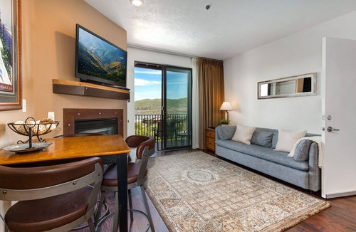 Park City Condo | Stillwater 2012 by Moose Management-3min to the SKI! King Bed-Remodeled! WiFi