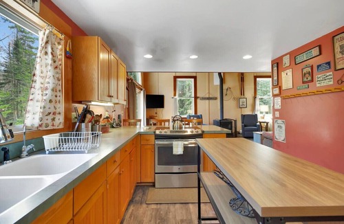 Jamaica House | Stratton; 6 min. King beds. Pool Table. Wood Stove. Dog friendly