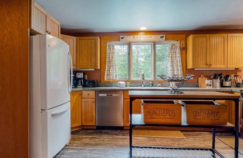 Jamaica House | Stratton; 6 min. King beds. Pool Table. Wood Stove. Dog friendly