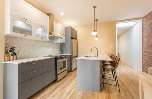 Hochelaga-Maisonneuve Apartment | Strawberry Stays! Secret to sweet dreams!