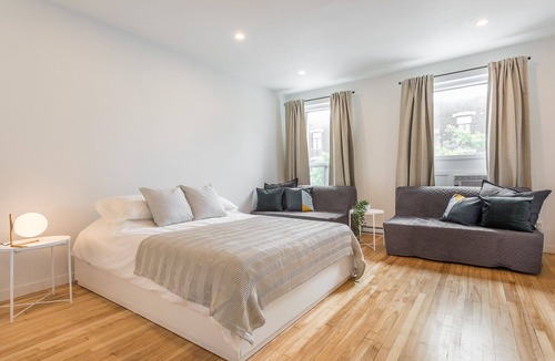 Hochelaga-Maisonneuve Apartment | Strawberry Stays! Secret to sweet dreams!
