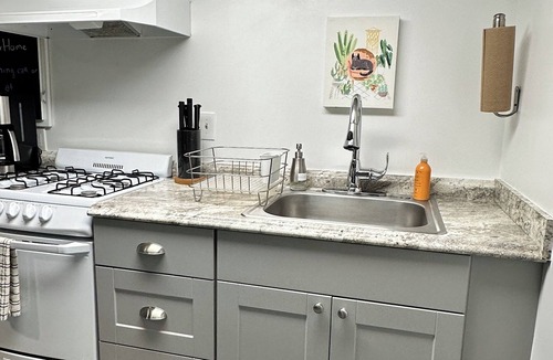 Downtown Baltimore Apartment | Studio w/Kitchen & Hi-Speed WiFi in Beverly Hills Close to Hospitals for work!