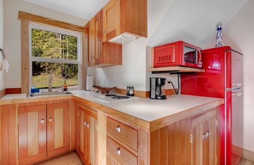 Little River House | Stunning 1BR w/ridgetop views, trails & game lounge on 10 acre property