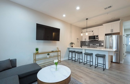 Barney Circle Apartment | Stunning 2-Bedroom Apartment near Metro