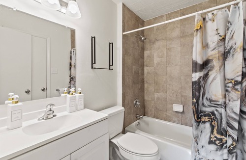 Germantown House | Stunning 3-bedroom townhouse with a beautiful backyard Luxury stay