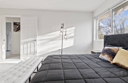 Germantown House | Stunning 3-bedroom townhouse with a beautiful backyard Luxury stay