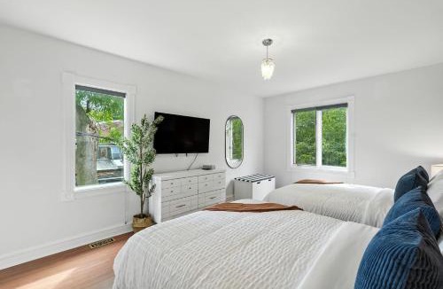 Trefann Court Apartment | Stunning 3BR Corktown Downtown sleeps 10 parking & patio