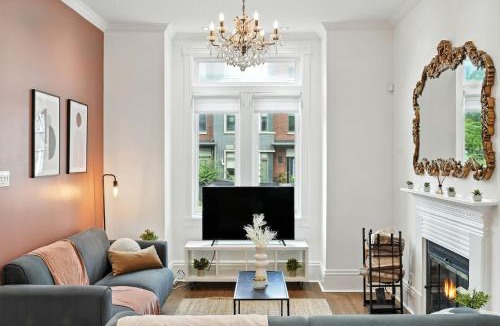 Trefann Court Apartment | Stunning 3BR Corktown Downtown sleeps 10 parking & patio