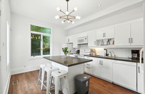 Trefann Court Apartment | Stunning 3BR Corktown Downtown sleeps 10 parking & patio