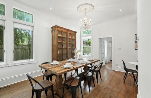 Trefann Court Apartment | Stunning 3BR Corktown Downtown sleeps 10 parking & patio