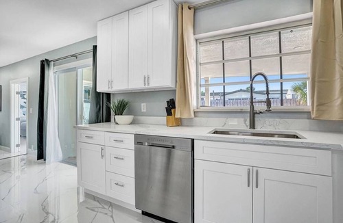Deerfield Beach Villa | Stunning 4BR Hted Pool &Jacuzzi Close 2 the Beach