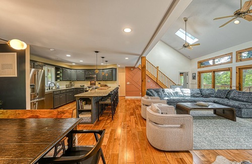 Livingston House | Stunning lakefront house with view, Free Wifi and secluded swimming area